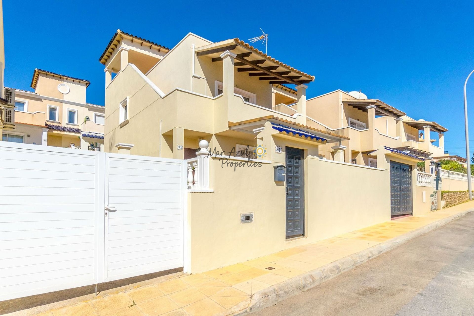 Encantadora Villa de 3 Dormitorios con Vistas al Mar en Blue Lagoon, Villamartín - Mar Azul Properties